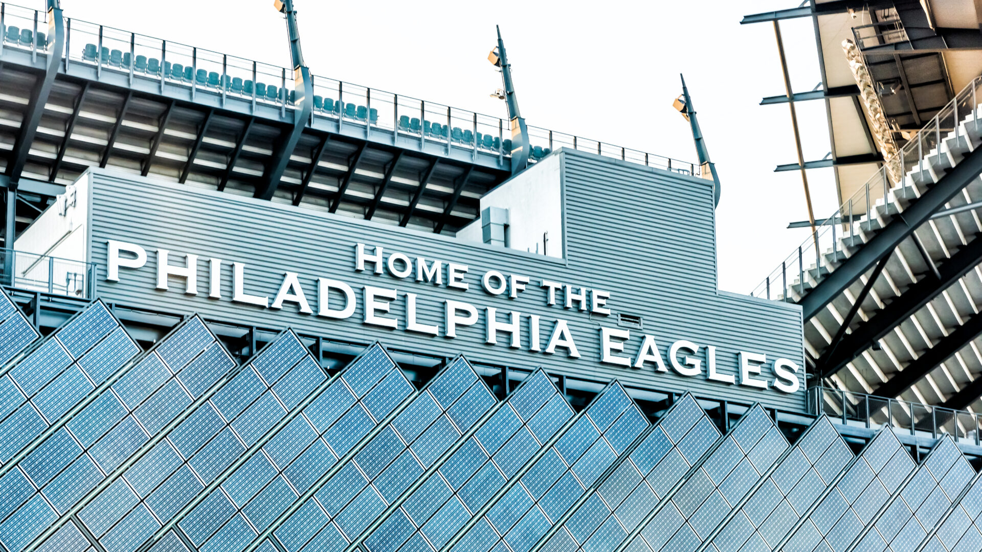 Eagles QB suffers fractured back